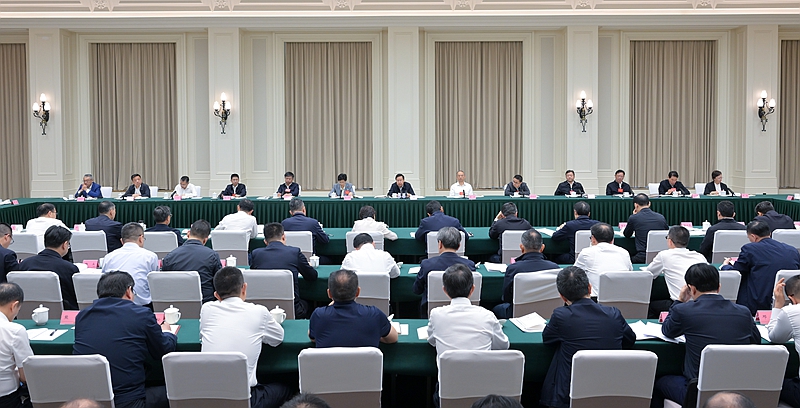 王曉暉在省級領導干部黨紀學習教育讀書班上強調(diào)
堅持從學紀入手抓好黨紀學習教育
切實做到學紀知紀明紀守紀
黃強施小琳參加「相關圖片」